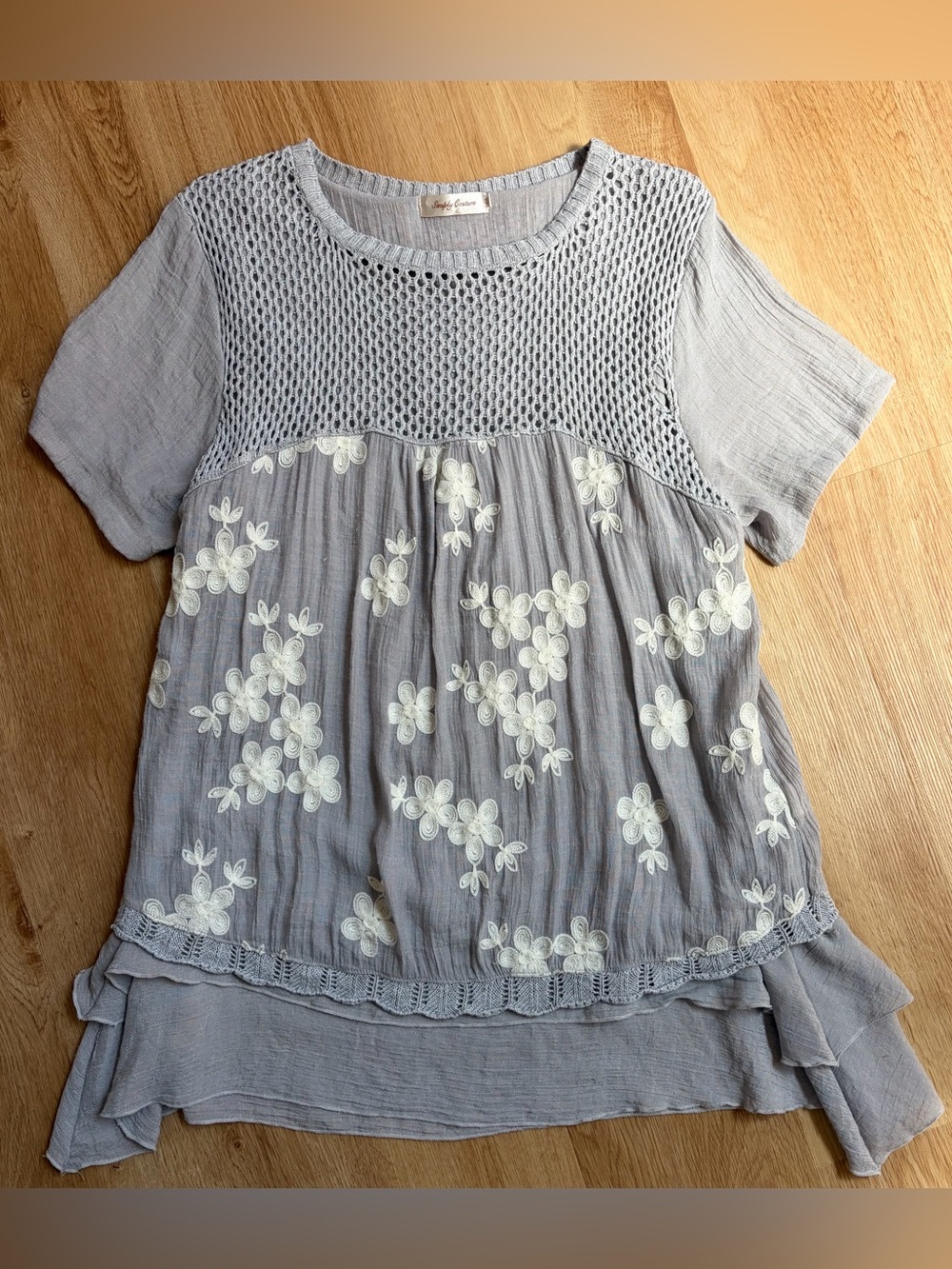 Simply Couture Tunic Top Short Sleeves Light Gray Crochet Floral Embroidered 1X